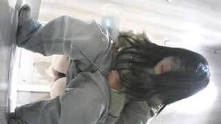 十二月最新流出国内厕拍大神暗夜潜入商场全景厕拍对着镜头胜利手势的可爱眼镜妹